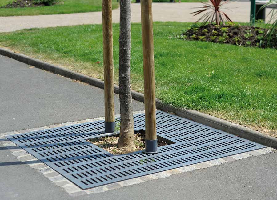 Grille d'arbre BRISTOL conçu et fabriqué par Aréa mobilier urbain