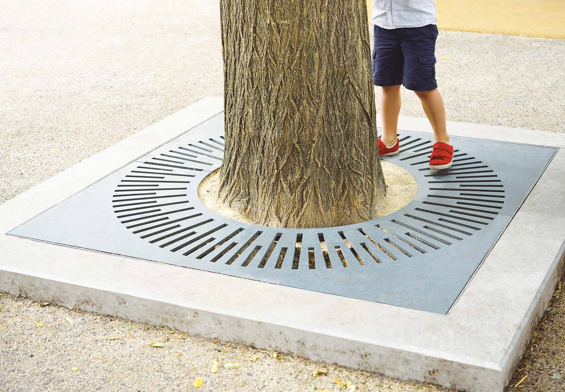 Grille d'arbre CARDIFF conçu et fabriqué par Aréa mobilier urbain