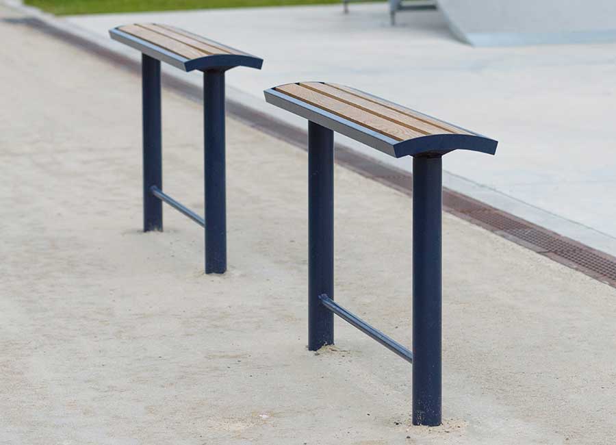 Assis-debout HALIFAX BOIS conçu et fabriqué par Aréa mobilier urbain