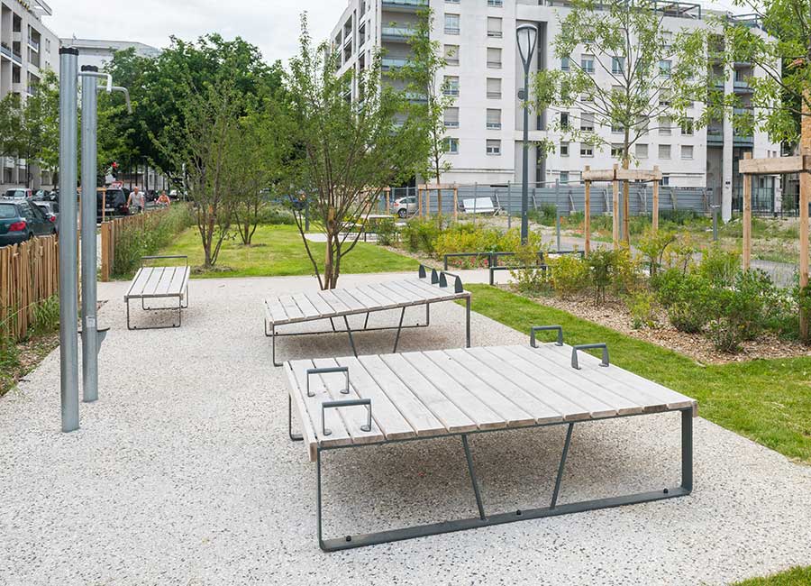 Banc double à pectoraux OXYGENE conçu et fabriqué par Aréa mobilier urbain