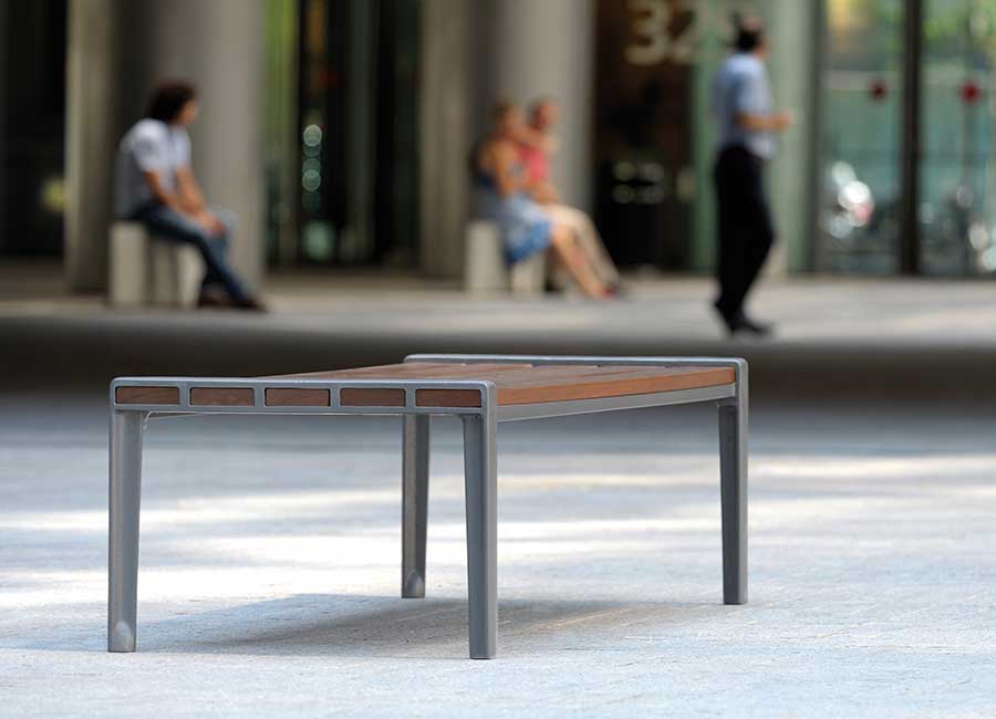 Banc simple ATHENES BOIS conçu et fabriqué par Aréa mobilier urbain