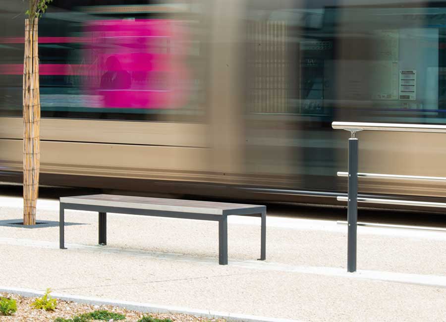 Banc simple BOLOGNE BOIS conçu et fabriqué par Aréa mobilier urbain