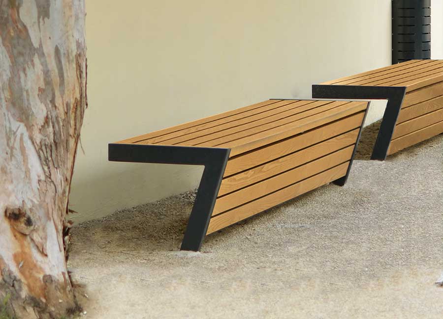 Banc simple MONTGENEVRE BOIS conçu et fabriqué par Aréa mobilier urbain