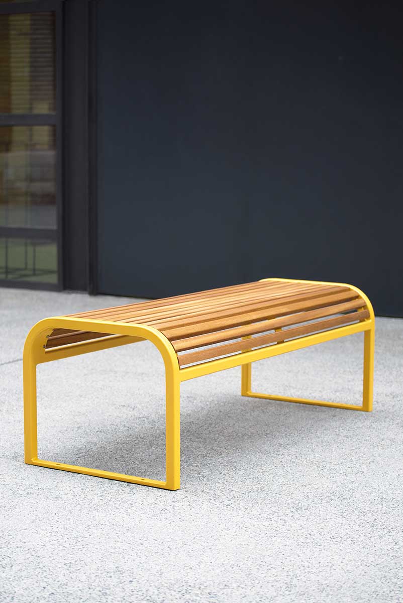Banc simple NICE BOIS conçu et fabriqué par Aréa mobilier urbain
