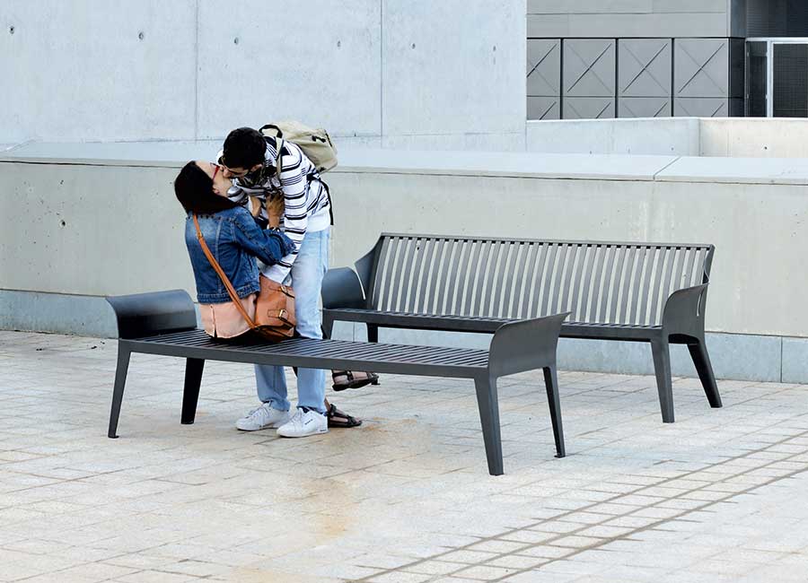 Banc simple ONTARIO conçu et fabriqué par Aréa mobilier urbain