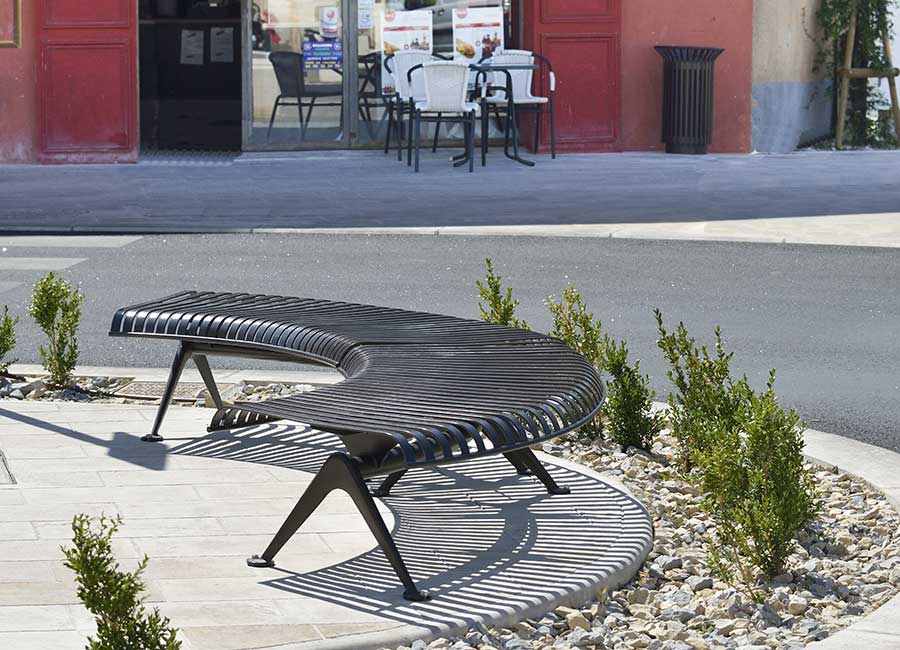 Banc courbe PORTO conçu et fabriqué par Aréa mobilier urbain