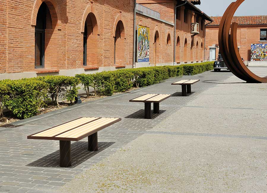 Banc simple TORONTO BOIS conçu et fabriqué par Aréa mobilier urbain