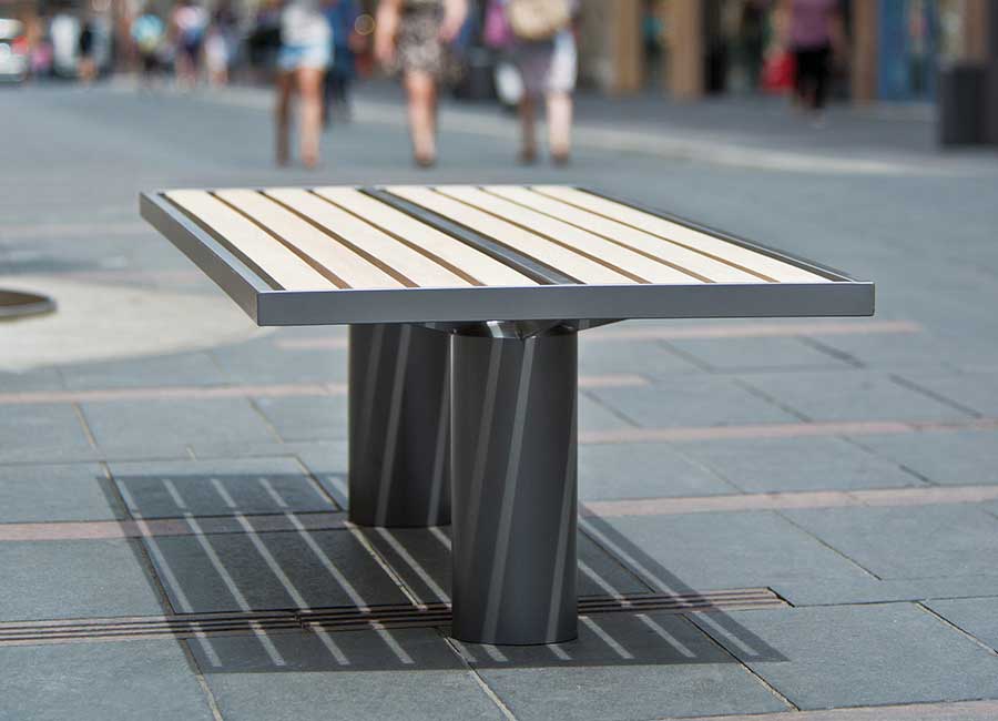 Banc simple TORONTO BOIS conçu et fabriqué par Aréa mobilier urbain