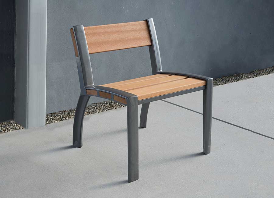 Chaise ATHENA BOIS conçu et fabriqué par Aréa mobilier urbain
