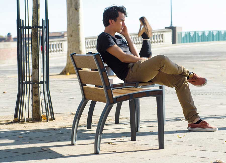 Chaise ATHENES BOIS conçu et fabriqué par Aréa mobilier urbain