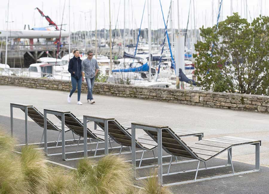 Chaise longue ATLANTIQUE BOIS conçu et fabriqué par Aréa mobilier urbain