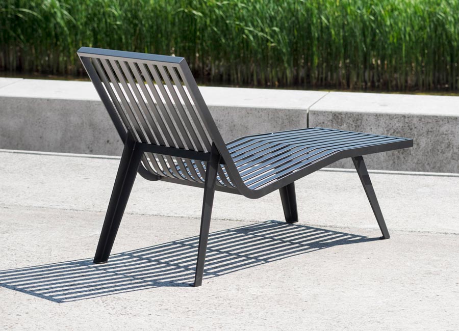 Chaise longue MICHIGAN conçu et fabriqué par Aréa mobilier urbain