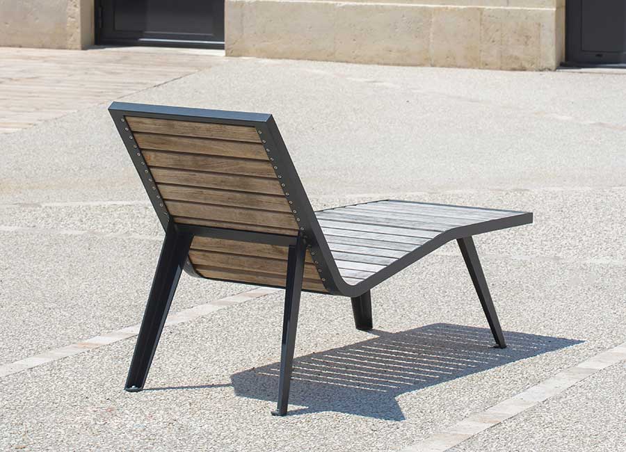 Chaise longue MICHIGAN BOIS conçu et fabriqué par Aréa mobilier urbain
