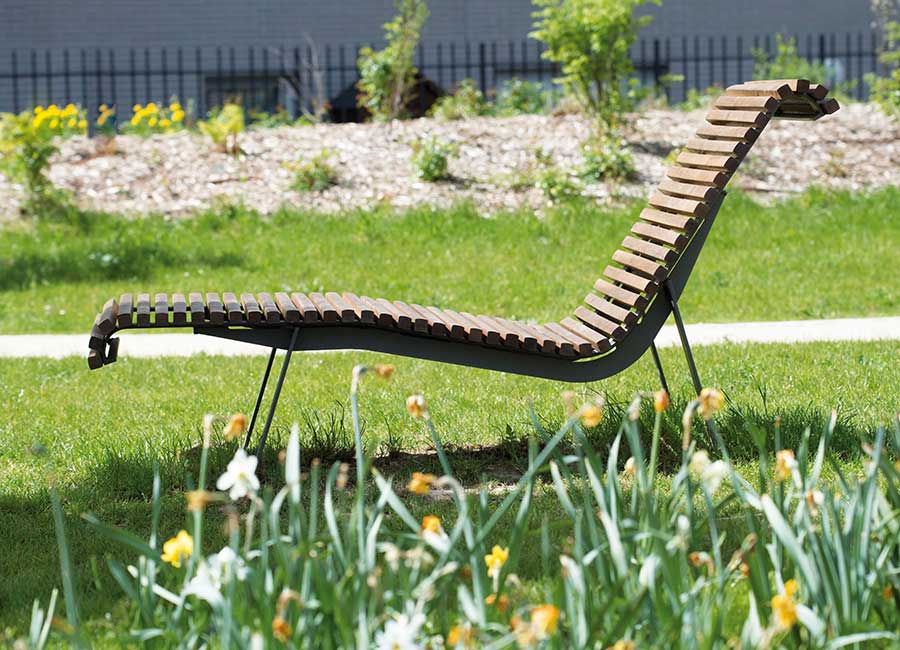 Chaise longue MILAN BOIS conçu et fabriqué par Aréa mobilier urbain