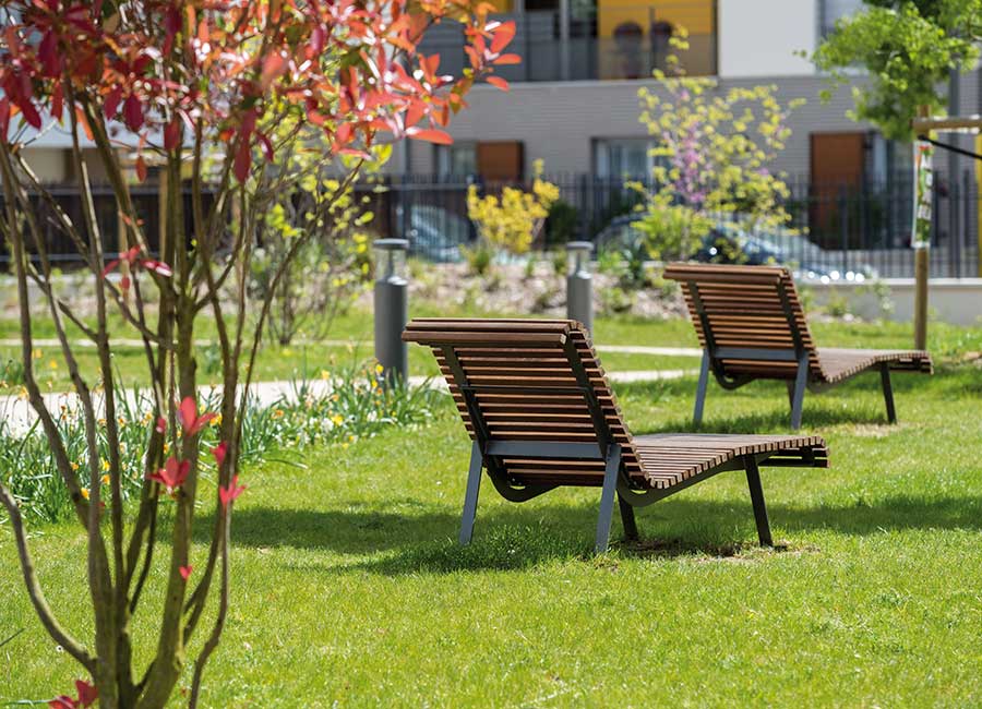 Chaise longue MILAN BOIS conçu et fabriqué par Aréa mobilier urbain