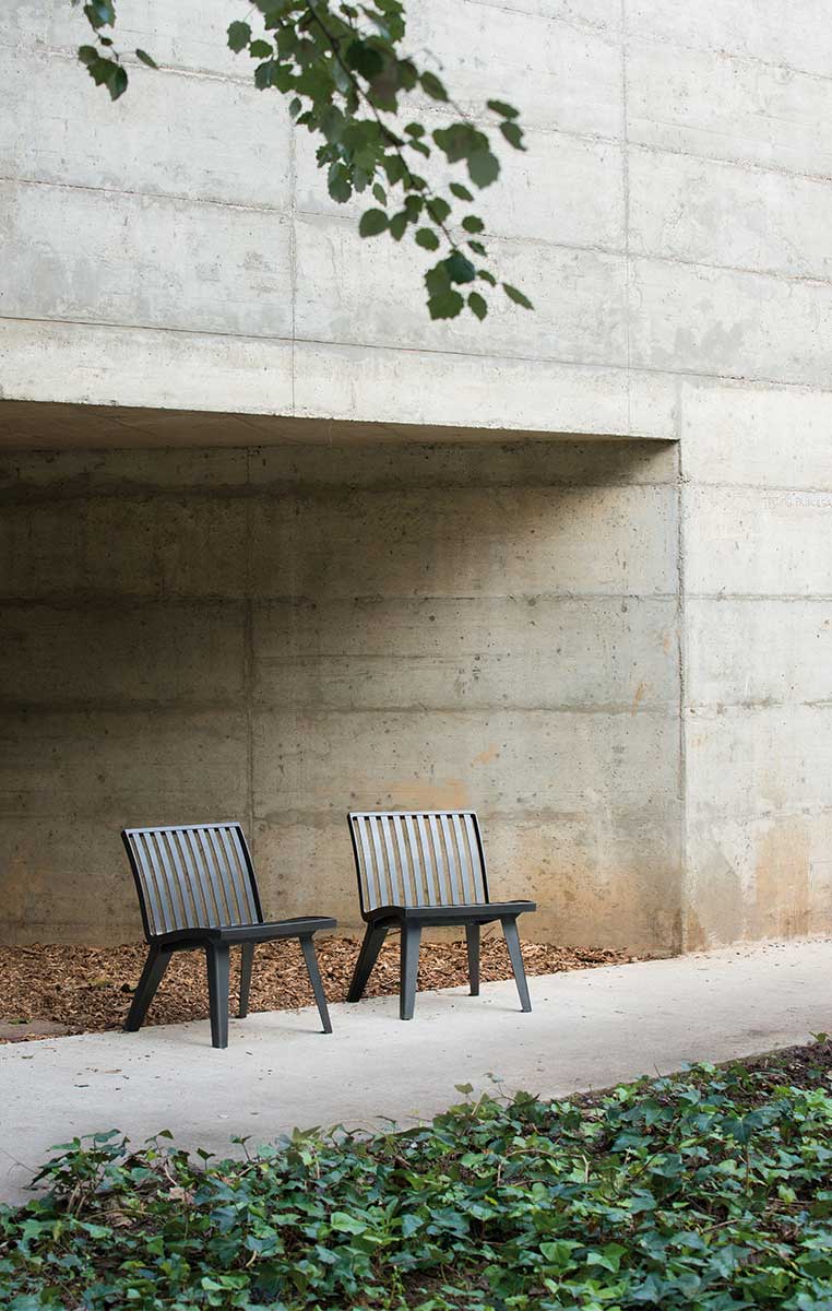 Chaise MONTREAL conçu et fabriqué par Aréa mobilier urbain