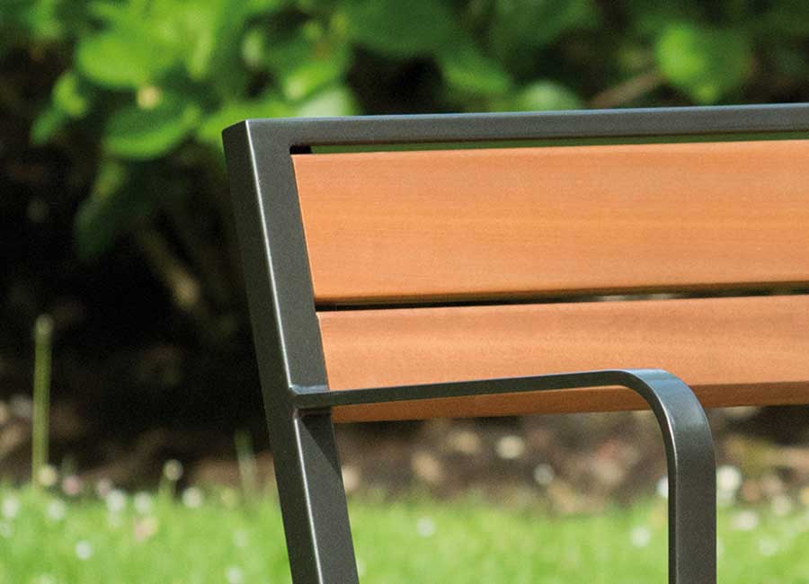 Fauteuil PRAGUE en lame de bois de 110 millimètre conçu et fabriqué par Aréa mobilier urbain