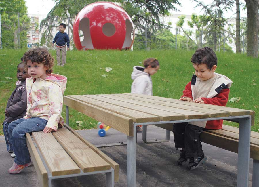 Ensemble table et bancs enfant ATLANTIQUE BOIS conçu et fabriqué par Aréa mobilier urbain