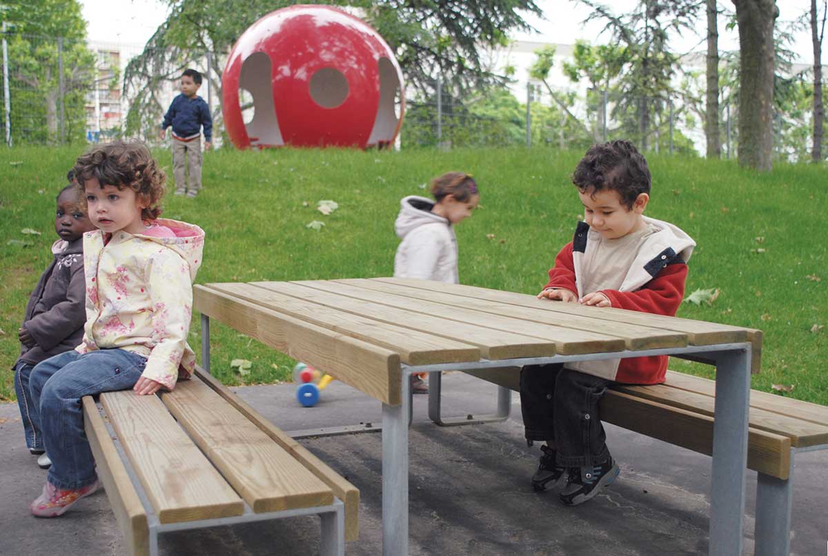 Ensemble table et bancs enfant ATLANTIQUE BOIS conçu et fabriqué par Aréa mobilier urbain