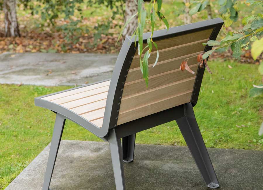 Chaise MONTREAL BOIS conçu et fabriqué par Aréa mobilier urbain