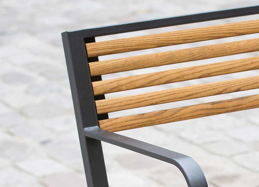 Fauteuil PRAGUE en lame de bois de 30 millimètre conçu et fabriqué par Aréa mobilier urbain