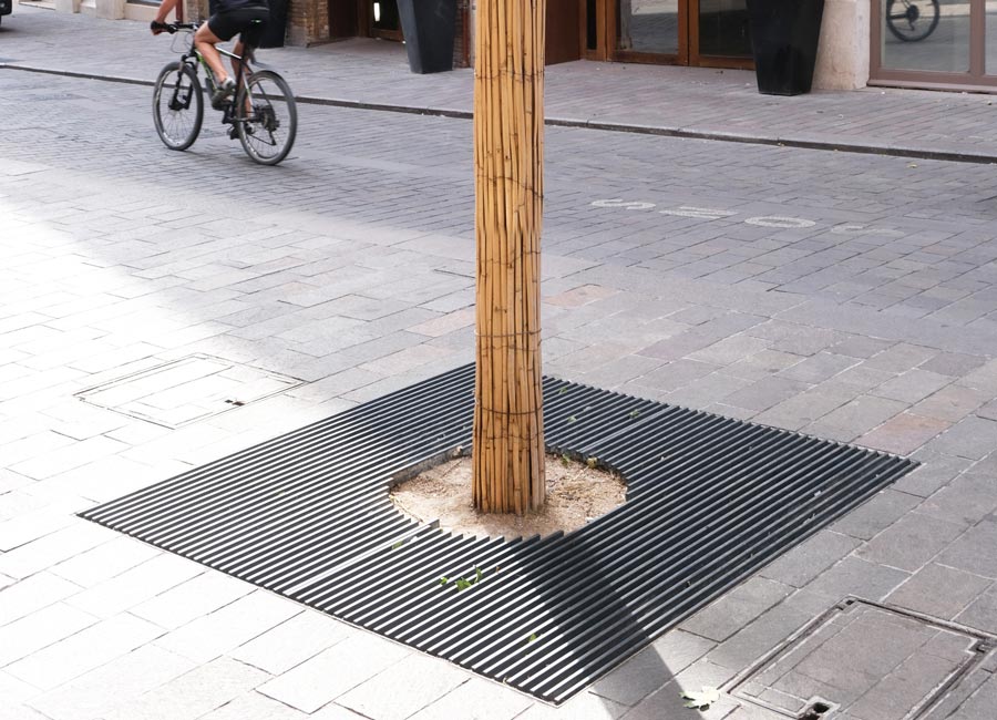 Grille d'arbre BOSTON conçu et fabriqué par Aréa mobilier urbain