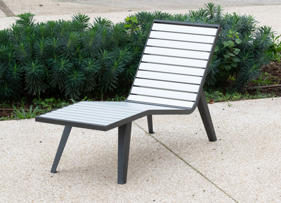 Chaise longue Michigan aluminium conçu et fabriqué par Aréa mobilier urbain