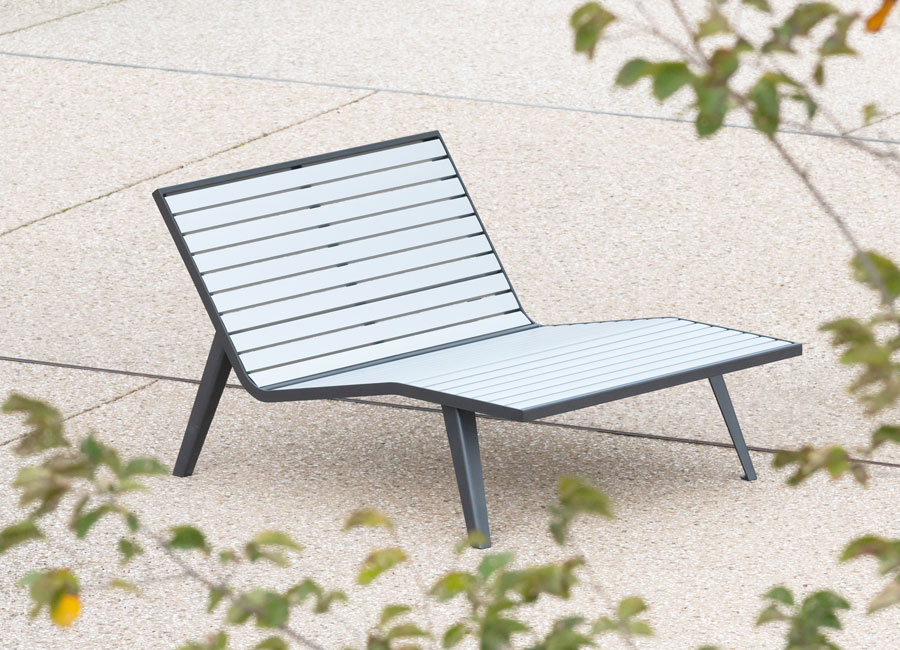 Grande chaise longue Michigan aluminium conçu et fabriqué par Aréa mobilier urbain