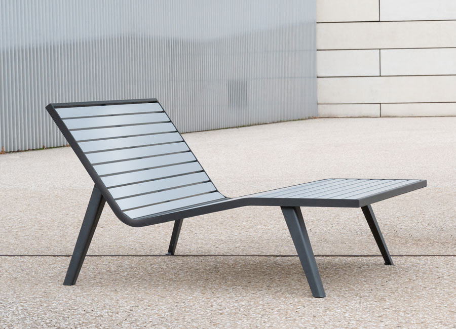 Grande chaise longue Michigan aluminium conçu et fabriqué par Aréa mobilier urbain