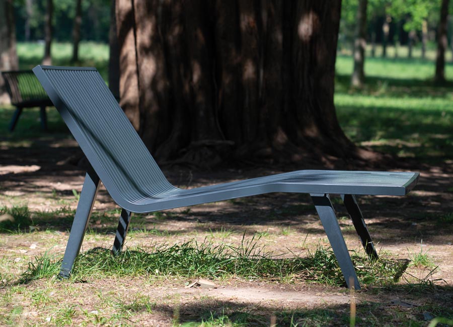 Grande chaise longue MICHIGAN conçu et fabriqué par Aréa mobilier urbain