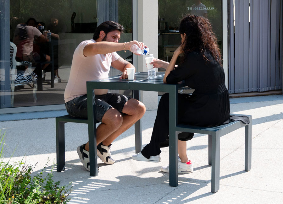 Table banc SOFIA conçue et fabriquée par Aréa mobilier urbain