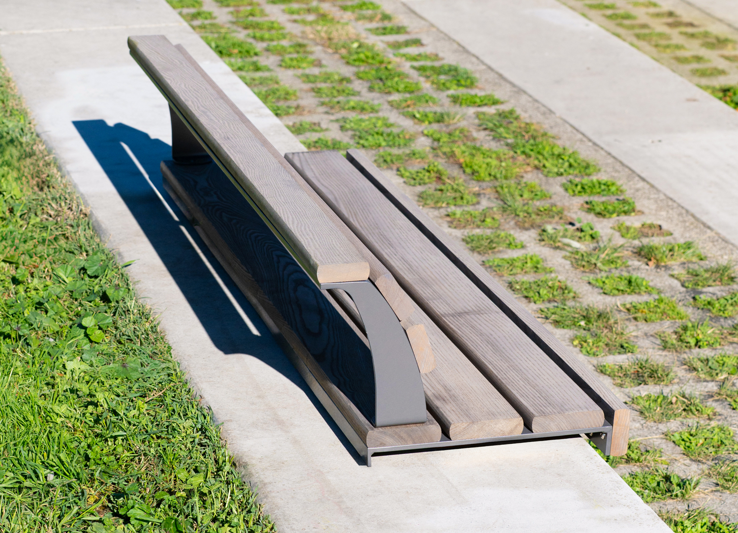 Assise sur muret Atlantique conçue et fabriquée par Aréa mobilier urbain