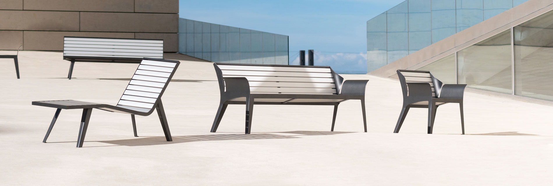 visuel de mobiliers urbains en aluminium, banc, chaise longue, canapé, bridge